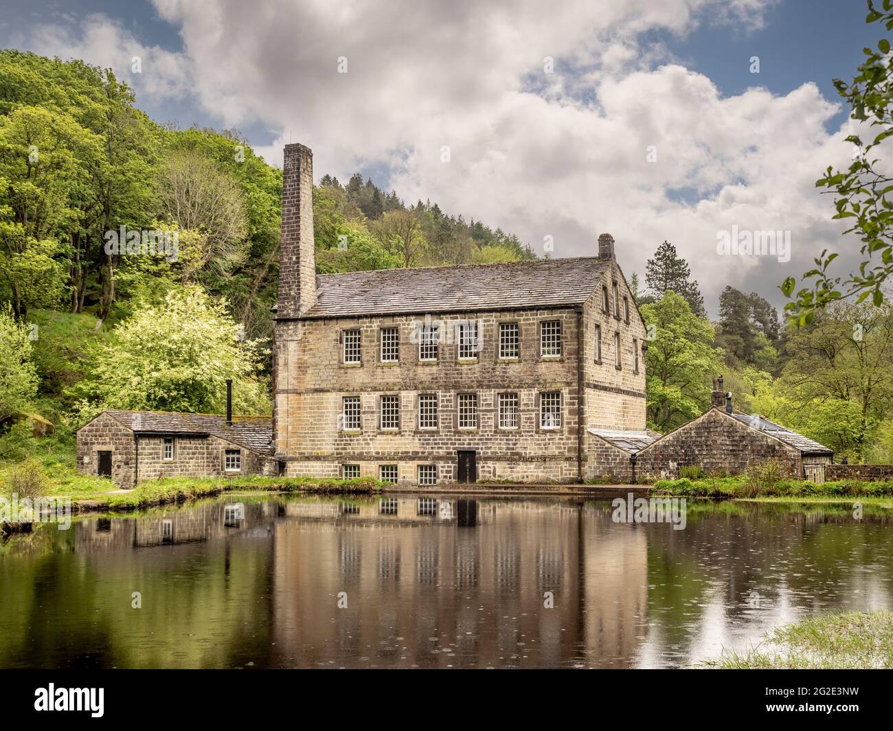 Gibson Mill, eine ehemalige Baumwollmühle in Hardcastle Crags, einem bewaldeten Pennine Valley in West Yorkshire, England. Jetzt eine Attraktion für Besucher außerhalb des Stromnetzes. Stockfoto