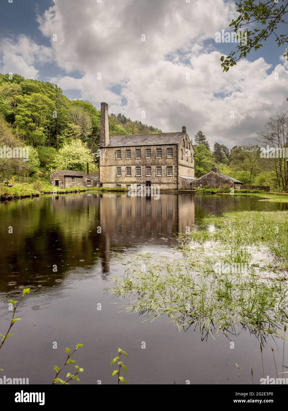Gibson Mill, eine ehemalige Baumwollmühle in Hardcastle Crags, einem bewaldeten Pennine Valley in West Yorkshire, England. Jetzt eine Attraktion für Besucher außerhalb des Stromnetzes. Stockfoto