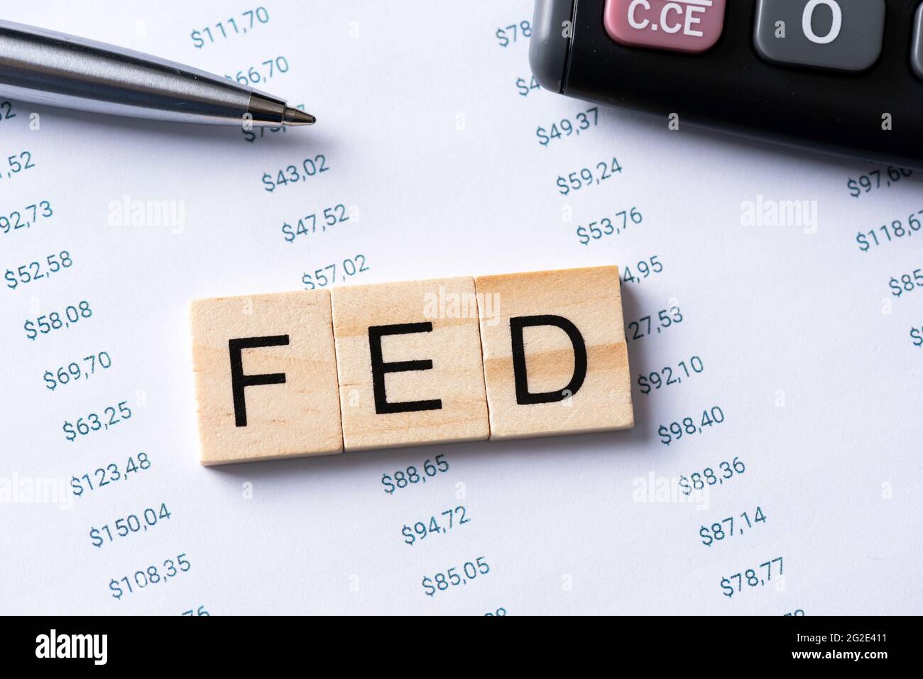 FED Word mit Rechner am Schreibtisch, Wirtschaftsdaten, Konzept der amerikanischen Zentralbank Stockfoto