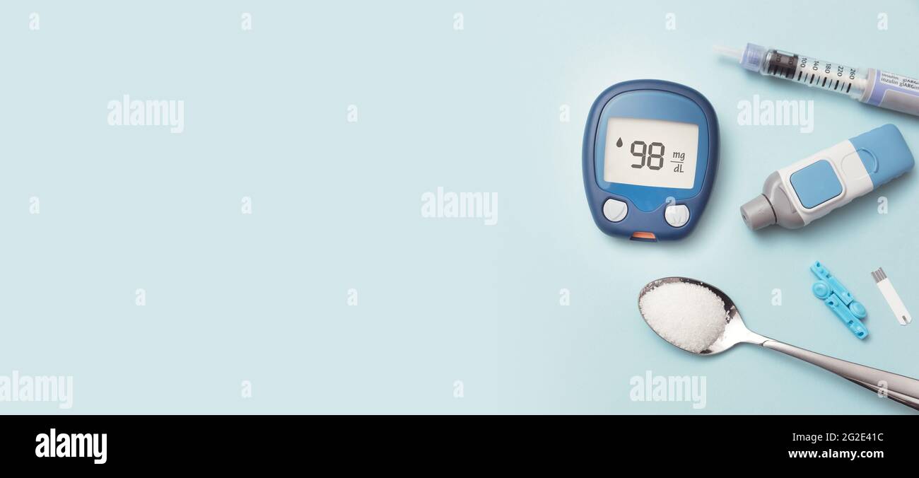 Behandlung und Kontrolle von Diabetes Konzept. Glucometer, Löffel mit Zucker. Stockfoto