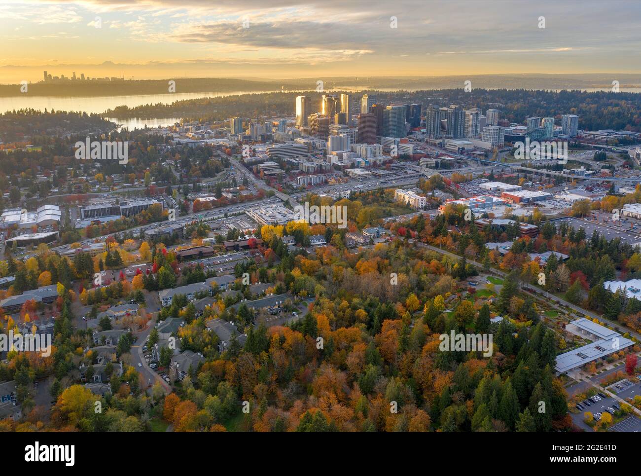 Sonnenuntergang über Bellevue mit Seattle im Hintergrund im Bundesstaat Washington Stockfoto