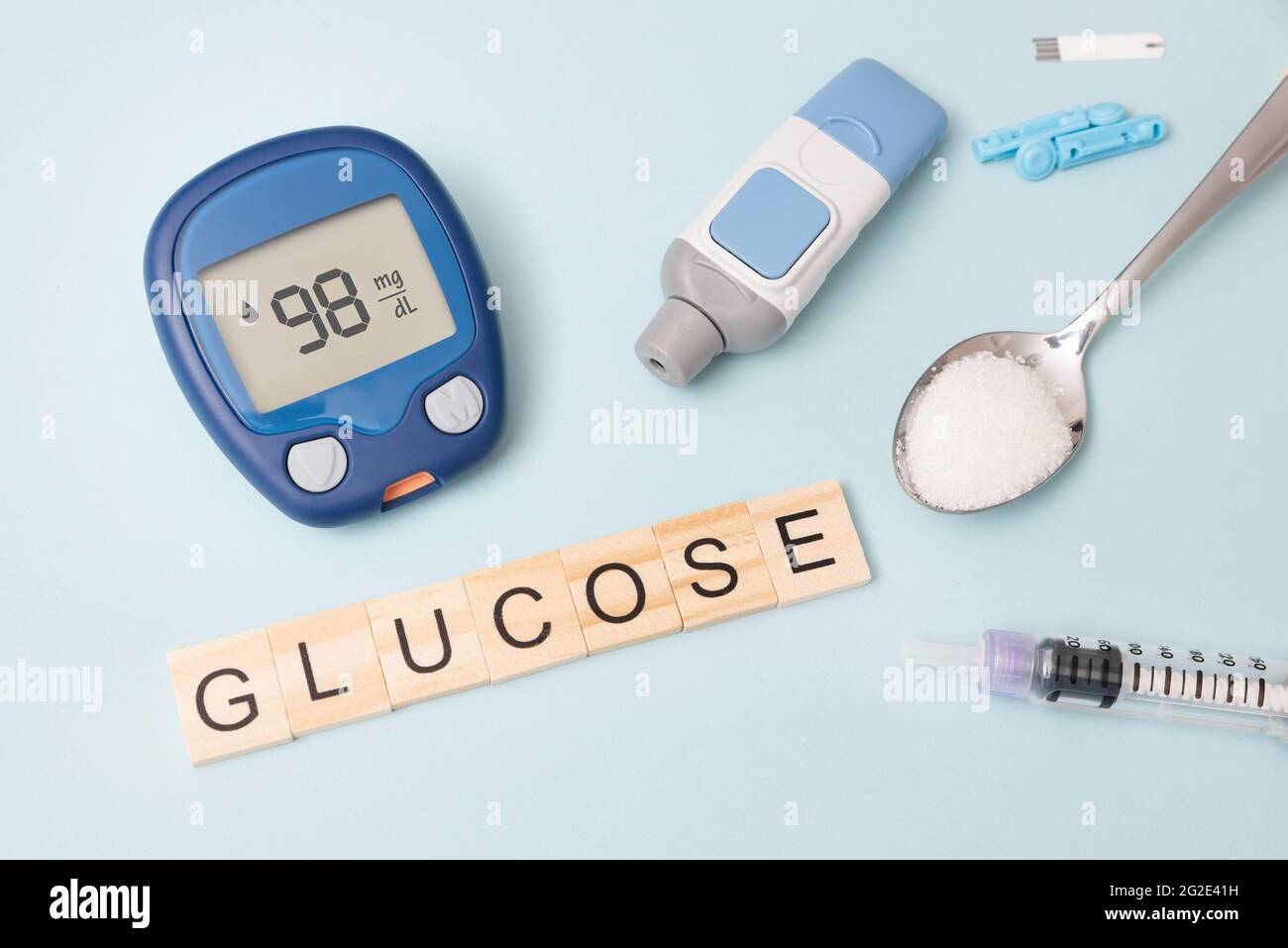 Behandlung und Kontrolle von Diabetes Konzept. Glucometer, Löffel mit Zucker. Stockfoto