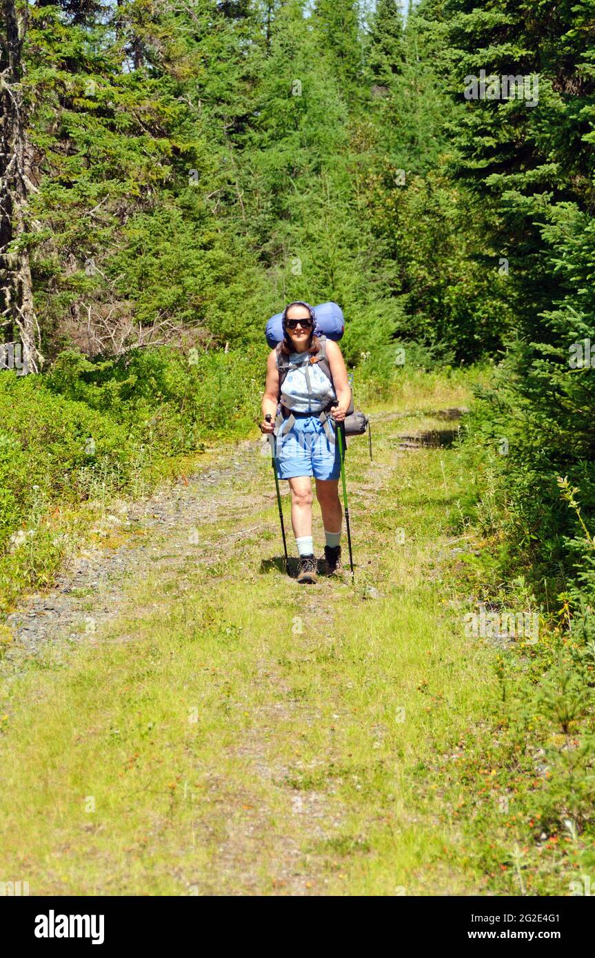 Backpacker auf dem Dunphy's Pond Trail im Terra Nova National Park Stockfoto