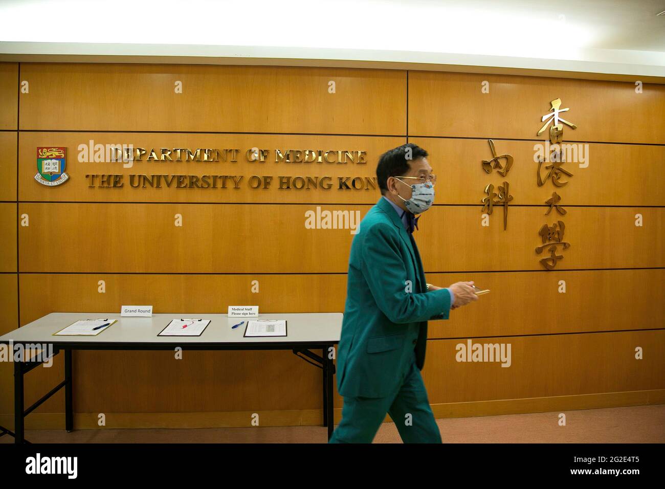 Doktor Lai Ching Lung in seinem Bürogebäude in der Universität von Hongkong gesehen. Lai Ching Lung, ein ausgesprochener Leberexperte und Medizinprofessor, hatte gerade seinen Vertrag von der Universität Hongkong verlängert. Gerüchten zufolge kann die Universität seinen Vertrag als politisch unverblümter Gelehrter des 73-jährigen Lai nicht verlängern, insbesondere weil er an einem Stand auftauchte, um einen Streik von Krankenhausmitarbeitern zu unterstützen, der fordert, dass während des Coronavirus-Ausbruchs alle Grenzen zum Festland geschlossen werden, Auch wenn er selbst nicht in den Streik getreten war. (Foto von Dominic Chiu/SOPA Images/Sipa USA) Stockfoto