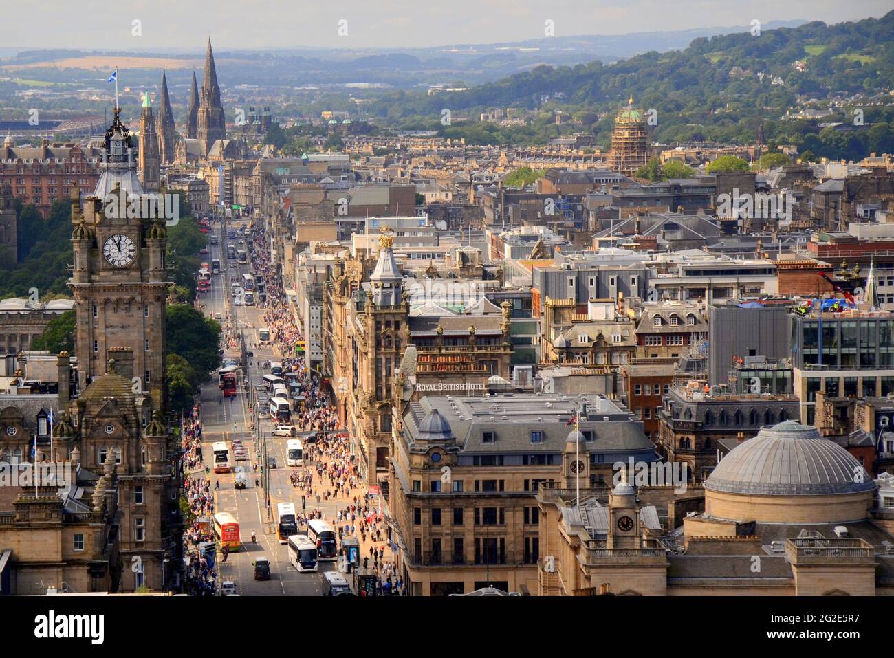 GROSSBRITANNIEN; EDINBURGH, SCHOTTLAND; BLICK AUF DIE PRINCES STREET VOM CALTON HILL'S NELSON MONUMENT Stockfoto