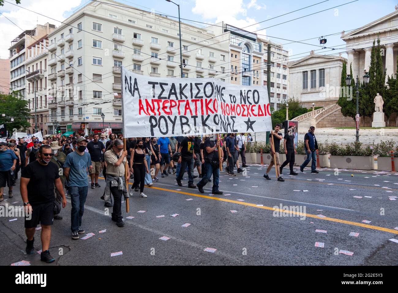 Demonstranten während des Generalstreiks in Athen gegen das Labour Bill der konservativen Regierung. Stockfoto