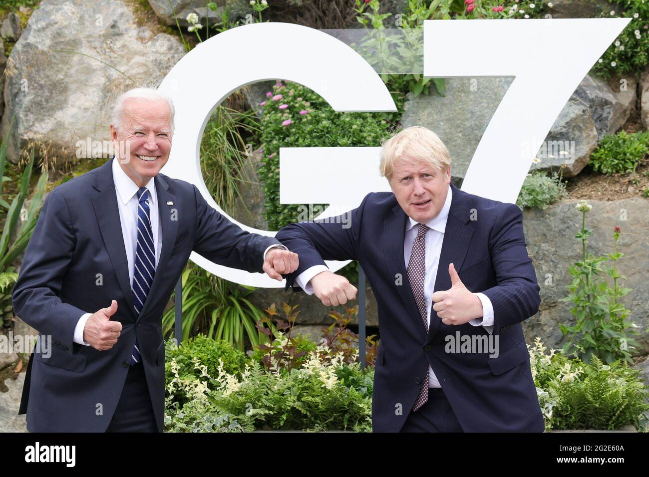(210610) -- FALMOUTH (GROSSBRITANNIEN), 10. Juni 2021 (Xinhua) -- der britische Premierminister Boris Johnson (R) stellt sich am 10. Juni 2021 mit dem US-Präsidenten Joe Biden in Carbis Bay, Cornwall, Großbritannien, vor. Boris Johnson und Joe Biden vereinbarten am Donnerstag, an der Wiederaufnahme der Reisen zwischen den beiden Ländern zu arbeiten, und unterzeichneten eine neue Atlantik-Charta, als sie sich vor dem Gipfel der Gruppe der sieben (G7) trafen. (Andrew Parsons/No 10 Downing Street/Handout via Xinhua) Quelle: Xinhua/Alamy Live News Stockfoto