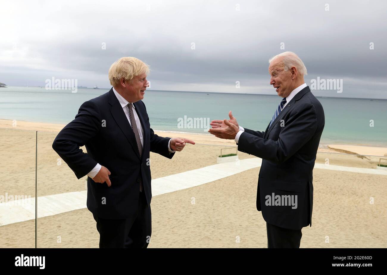 (210610) -- FALMOUTH (GROSSBRITANNIEN), 10. Juni 2021 (Xinhua) -- der britische Premierminister Boris Johnson (L) spricht mit dem US-Präsidenten Joe Biden nach ihrem Treffen am 10. Juni 2021 in Carbis Bay, Cornwall, Großbritannien. Boris Johnson und Joe Biden vereinbarten am Donnerstag, an der Wiederaufnahme der Reisen zwischen den beiden Ländern zu arbeiten, und unterzeichneten eine neue Atlantik-Charta, als sie sich vor dem Gipfel der Gruppe der sieben (G7) trafen. (Andrew Parsons/No 10 Downing Street/Handout via Xinhua) Quelle: Xinhua/Alamy Live News Stockfoto