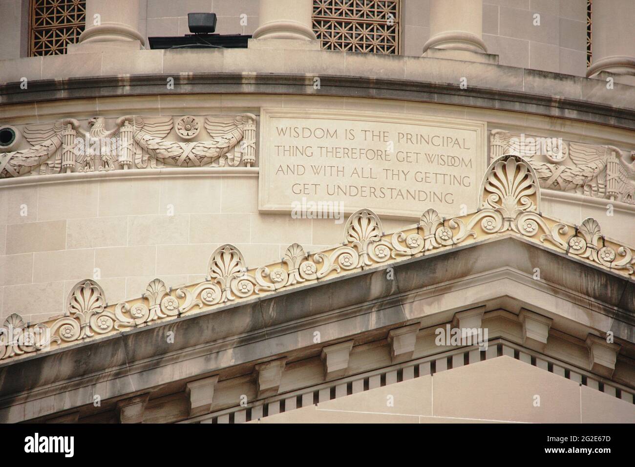Charleston, WV, USA. Biblische Inschrift an der Fassade des State Capitol. Stockfoto