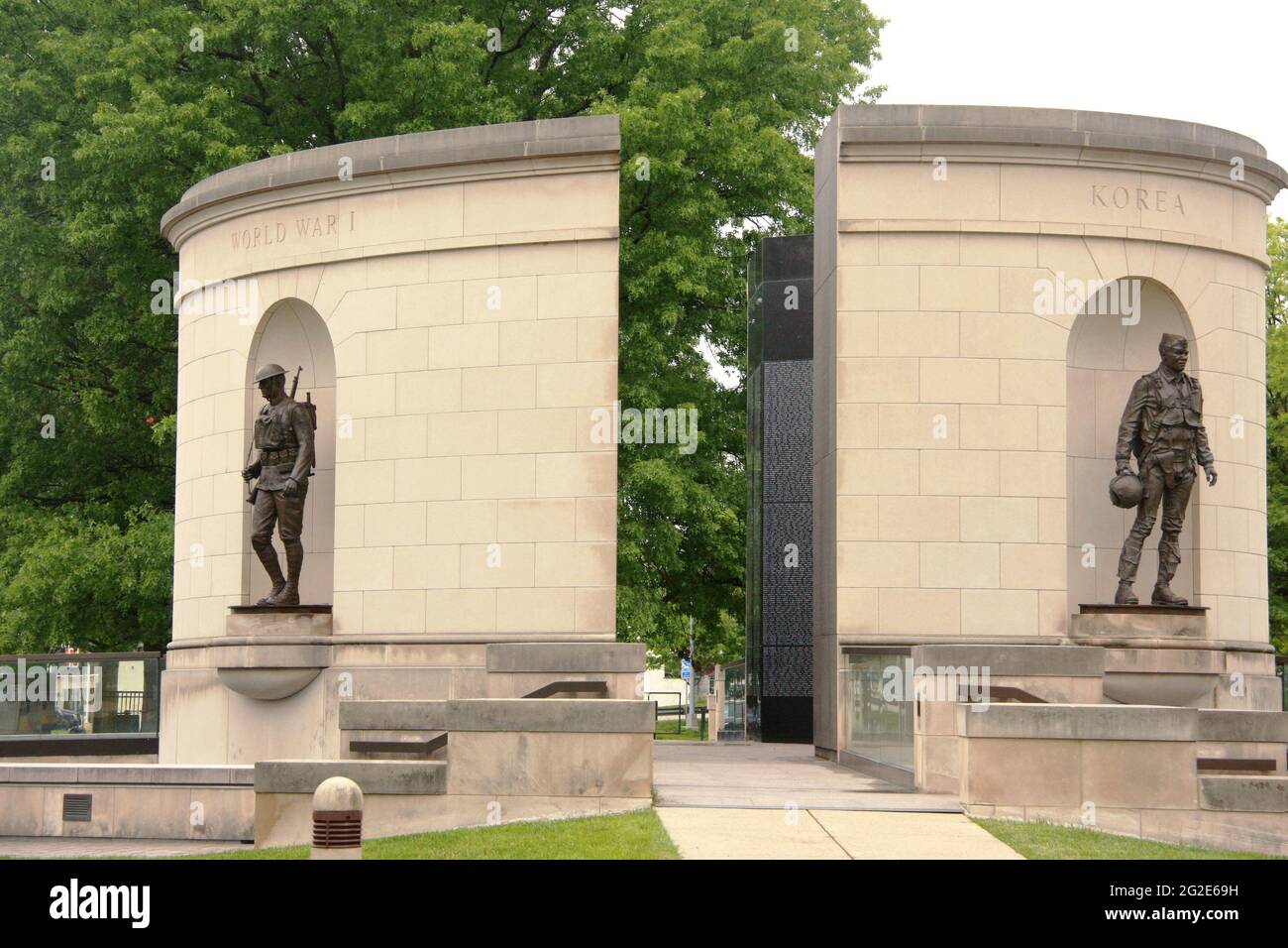 Charleston, WV, USA. West Virginia Veterans Memorial.auf dieser Seite des Denkmals befinden sich Bronzeskulpturen eines Knetjungen aus dem Ersten Weltkrieg und eines koreanischen Fliegers. Stockfoto