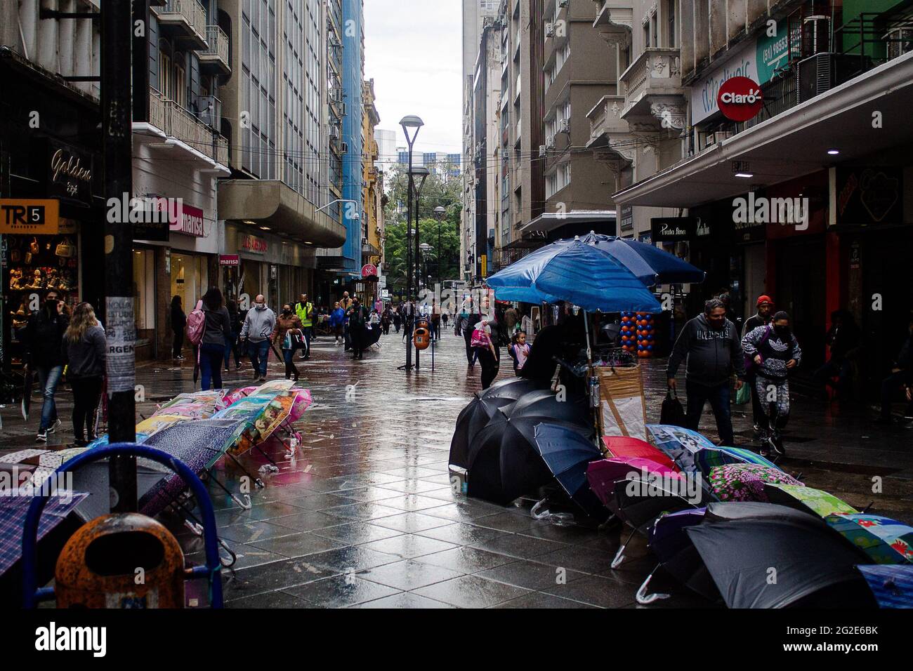 Porto algues, Rio Grande do Sul, Brasilien. Juni 2021. (INT) Wetter in Porto.  Fußgänger stehen am Donnerstag (10) inmitten der Covid-19-Pandemie einem  regnerischen und kalten Tag im historischen Zentrum von Porto Alegre,