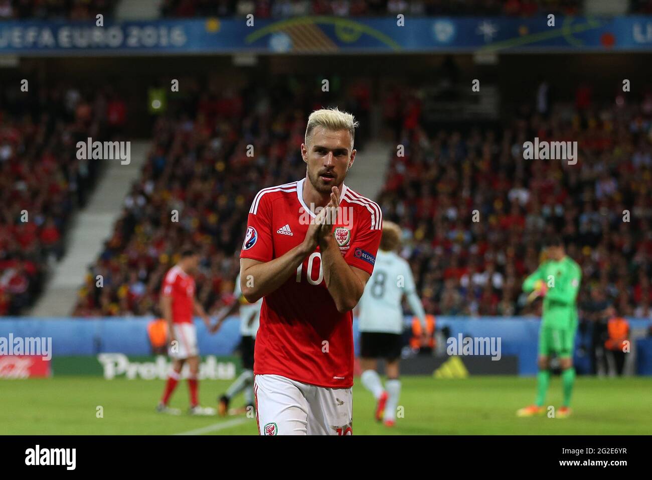 Aaron Ramsey aus Wales mit gebleichtem blondem Haar. Belgien gegen Wales, UEFA Euro 2016 Viertelfinalspiel im Stade Pierre Mauroy in Lille, Frankreich . Juli Stockfoto