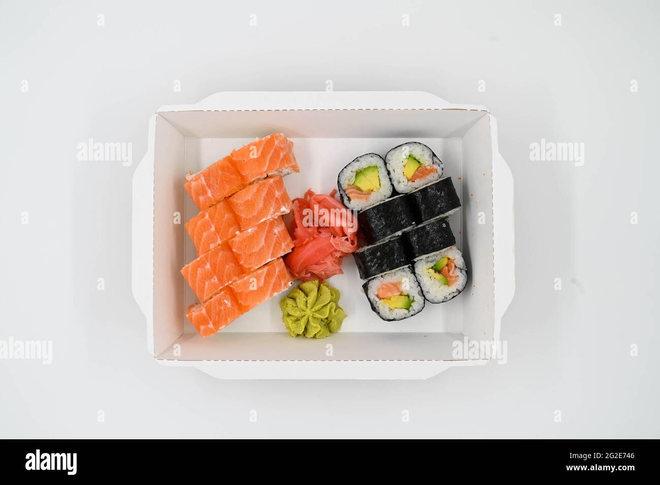 Sushi-Sets mit rotem Ingwer und Wasabi in einer Take-away-Box. Isolierter weißer Hintergrund. Draufsicht. Stockfoto