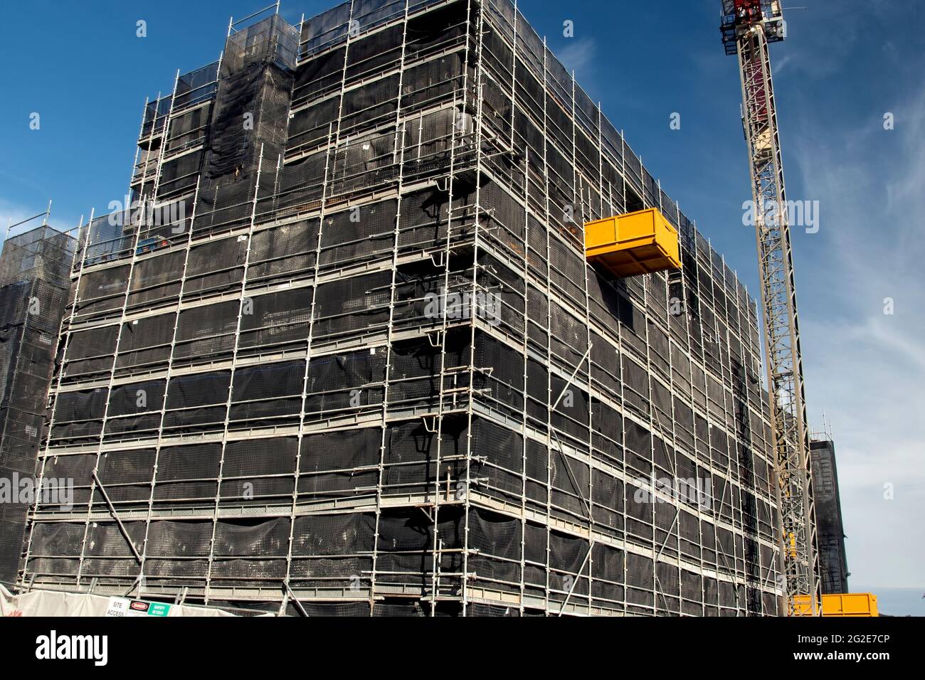 2.Mai 2021. Aktualisierung des Baufortschritts Fotos von der Ostseite des Gebäudes. Arbeitet jetzt in den oberen Etagen der neuen Wohneinheiten in 56-58 Beane St. Stockfoto