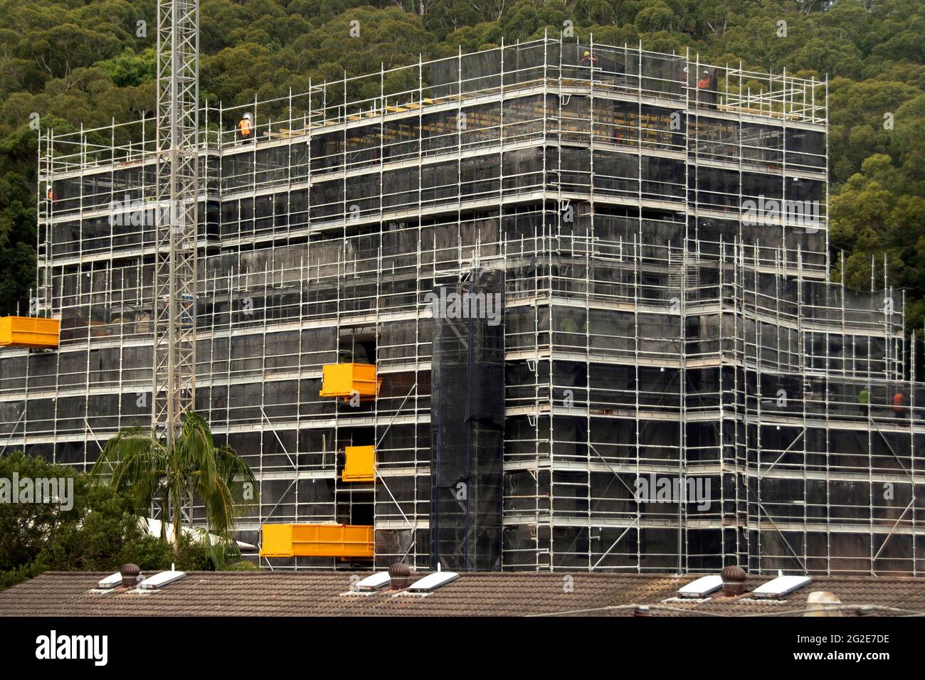 13:00 UHR. 28. April 2021. Aktualisierung des Baufortschritts Fotos. Installation von Betonbodenschalungen in den oberen Etagen der Einheiten bei 56-58 Beane St. Gosford. Stockfoto