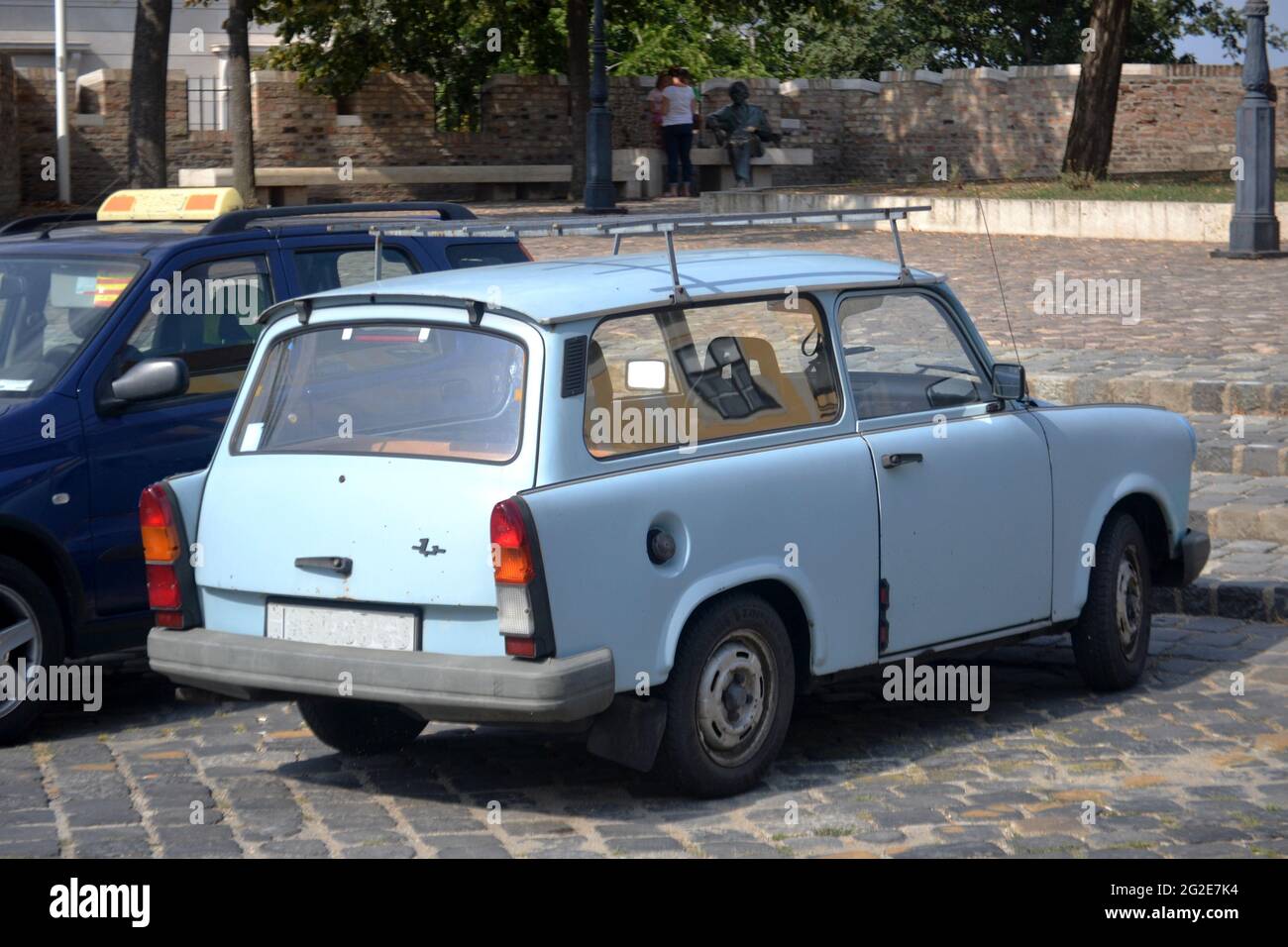 BUDAPEST, UNGARN - 23. August 2013: Altes hellblaues Auto auf einer Straße in Budapest geparkt Stockfoto