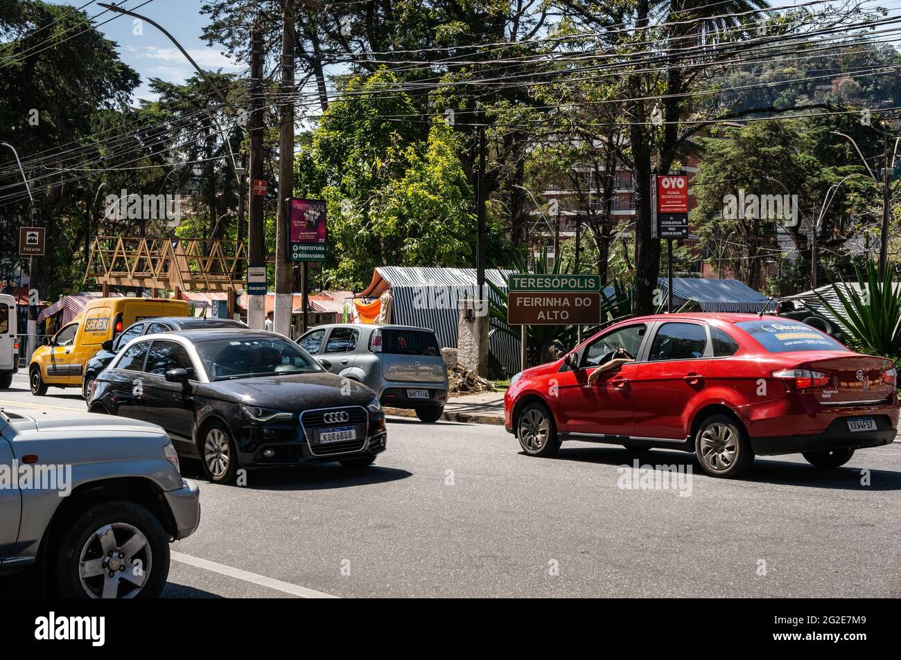 Lokaler Verkehr, der auf der Oliveira Botelho Avenue direkt vor dem Higino da Silveira Platz im Viertel Alto vorbeifährt. Stockfoto