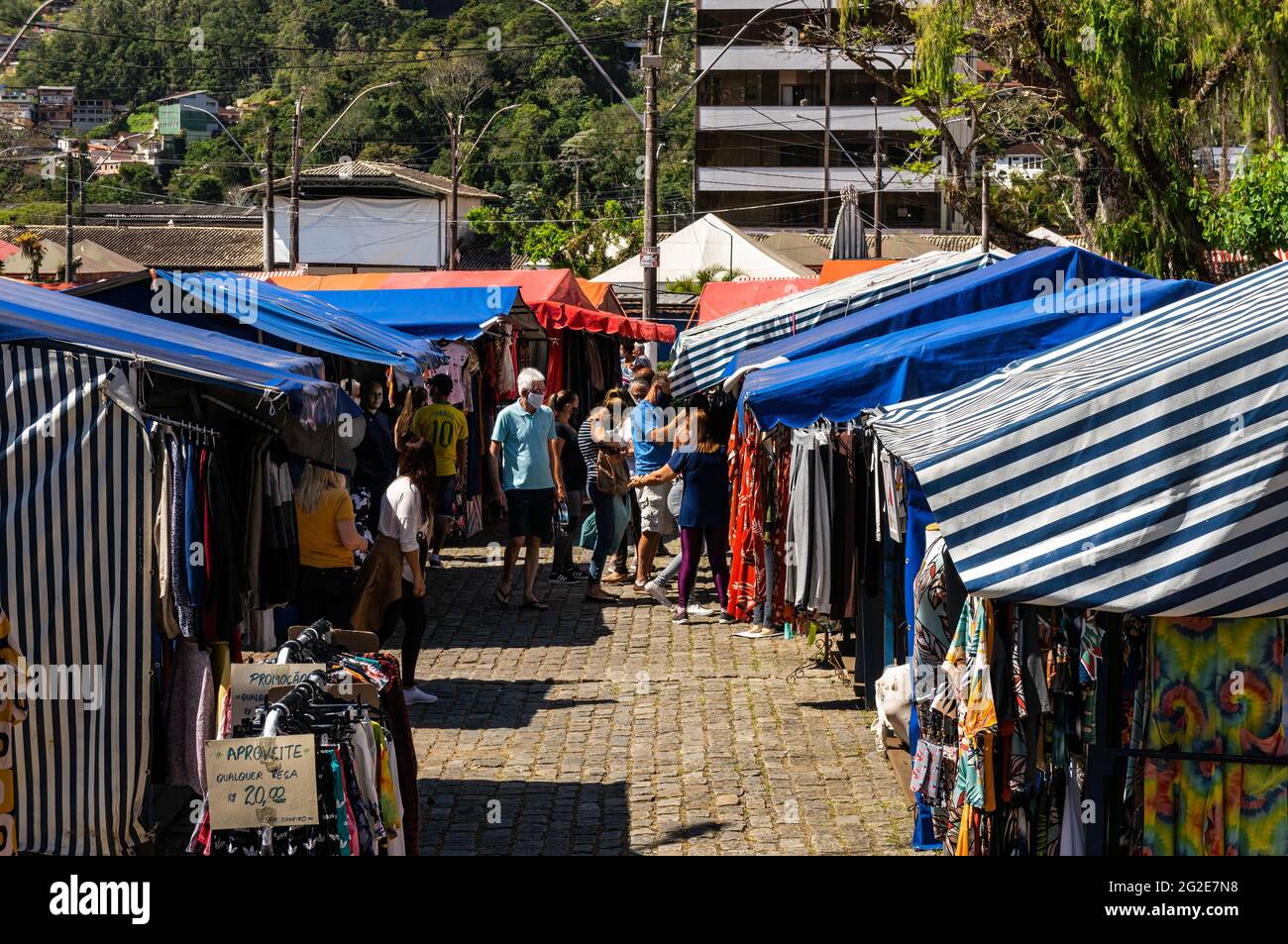 Menschen, die in Alto Fair, einem öffentlichen Markt in der Nähe des Platzes Higino da Silveira, im Viertel Alto, wandern und stöbern können. Stockfoto