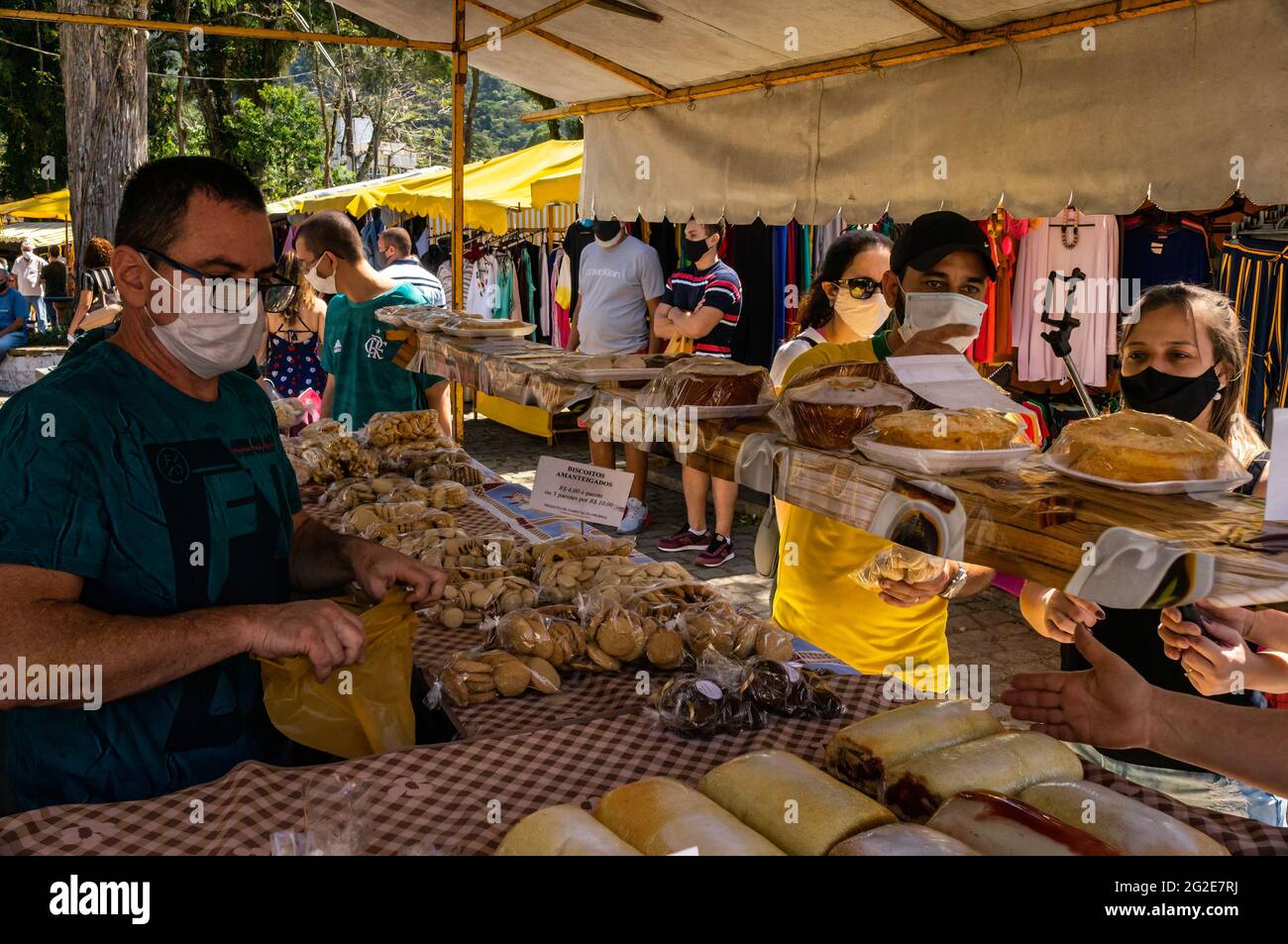 Ein Imbissbudenzelt mit vielen Keksen, Kuchen und Süßigkeiten zum Verkauf bei den Kunden in Alto Fair am Higino da Silveira Platz im Viertel Alto. Stockfoto