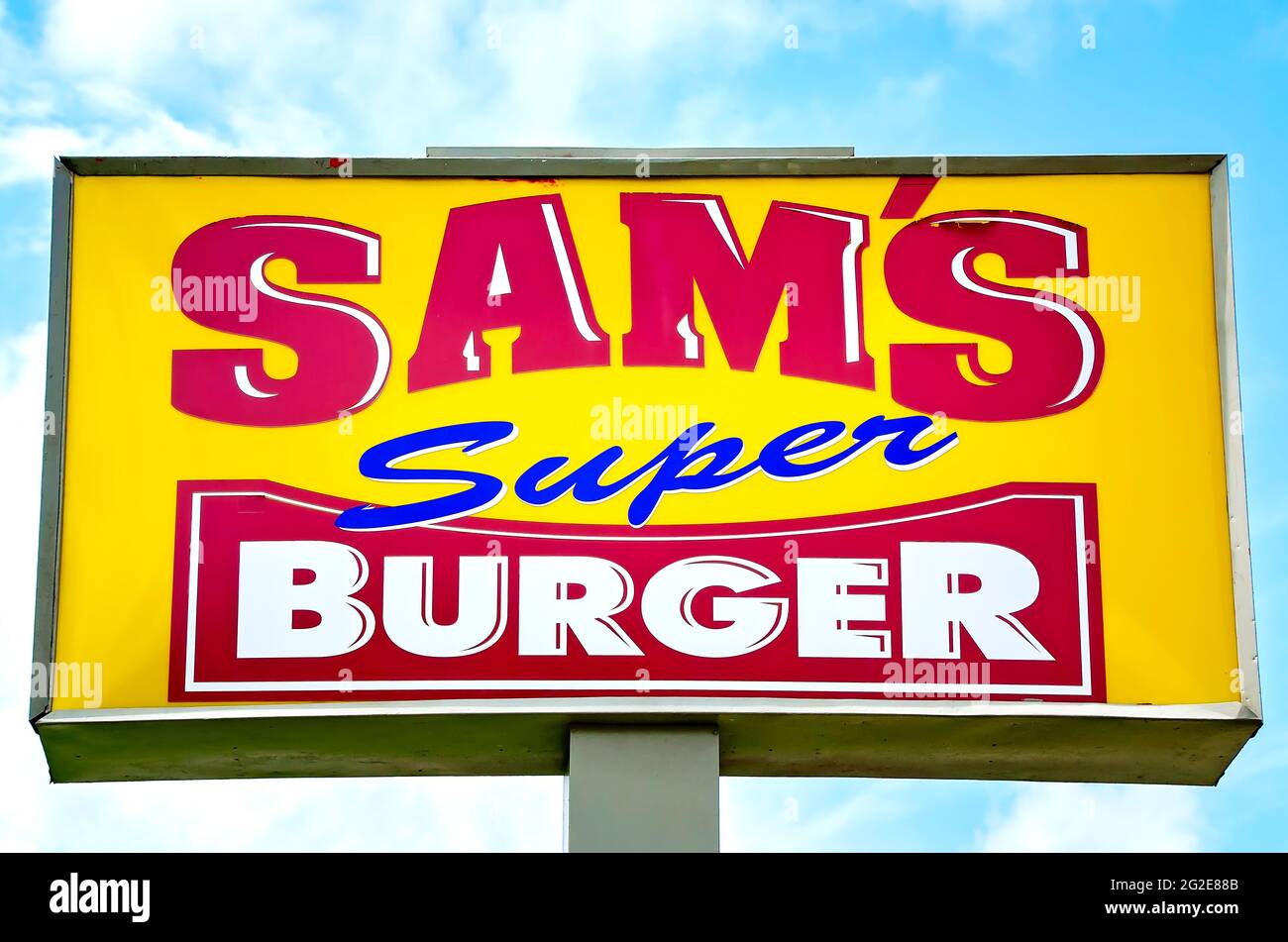 Das Sam’s Super Burger-Schild ist am 9. Juni 2021 in Grand Bay, Alabama, abgebildet. Das Fast-Food-Restaurant ist das älteste Restaurant in Grand Bay. Stockfoto
