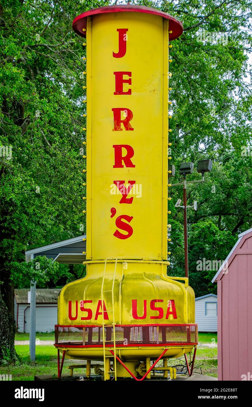 Ein raketenförmiges Schild wirbt für Jerrys Feuerwerk am 9. Juni 2021 in Theodore, Alabama. Feuerwerkskörper am Straßenrand sind ein beliebter Anblick im Süden. Stockfoto