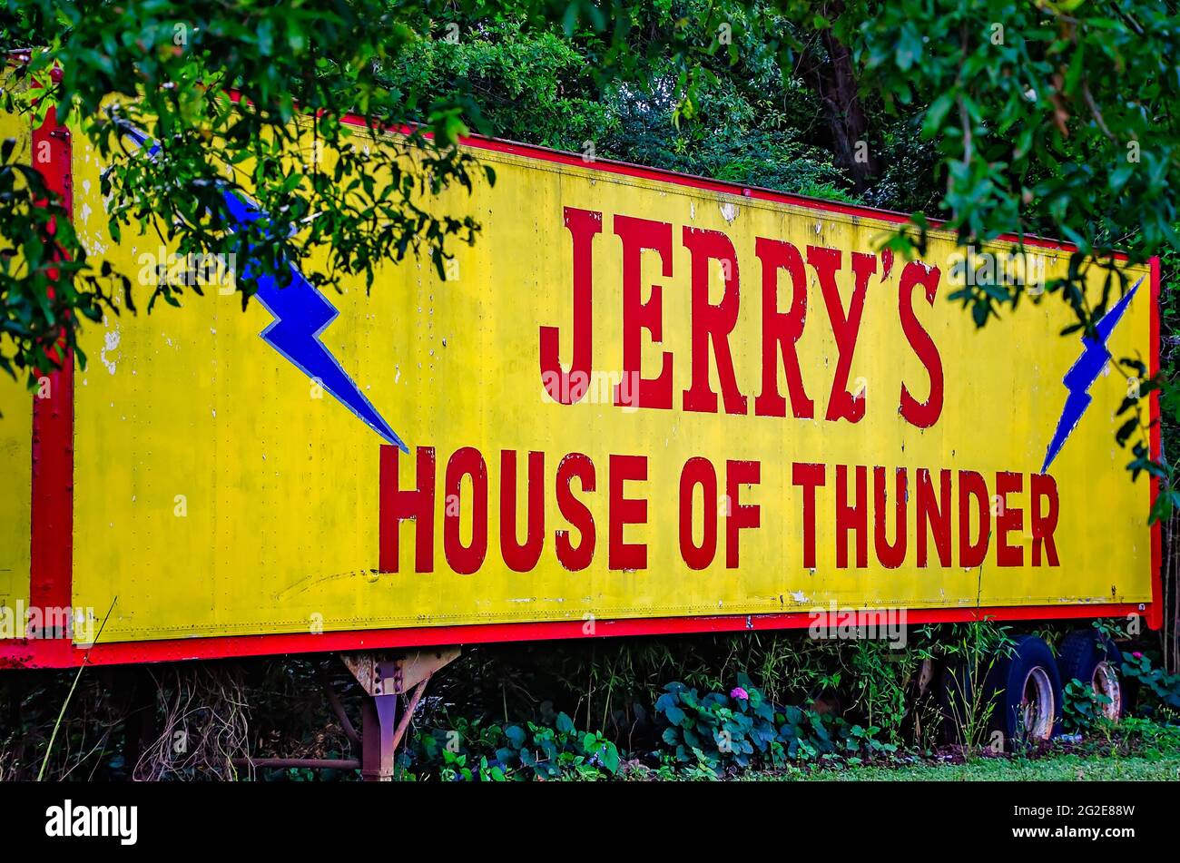 Auf dem Grundstück von Jerry’s Fireworks in Theodore, Alabama, steht ein Feuerwerkskörper-Anhänger. Feuerwerkskörper am Straßenrand sind im Süden beliebt. Stockfoto