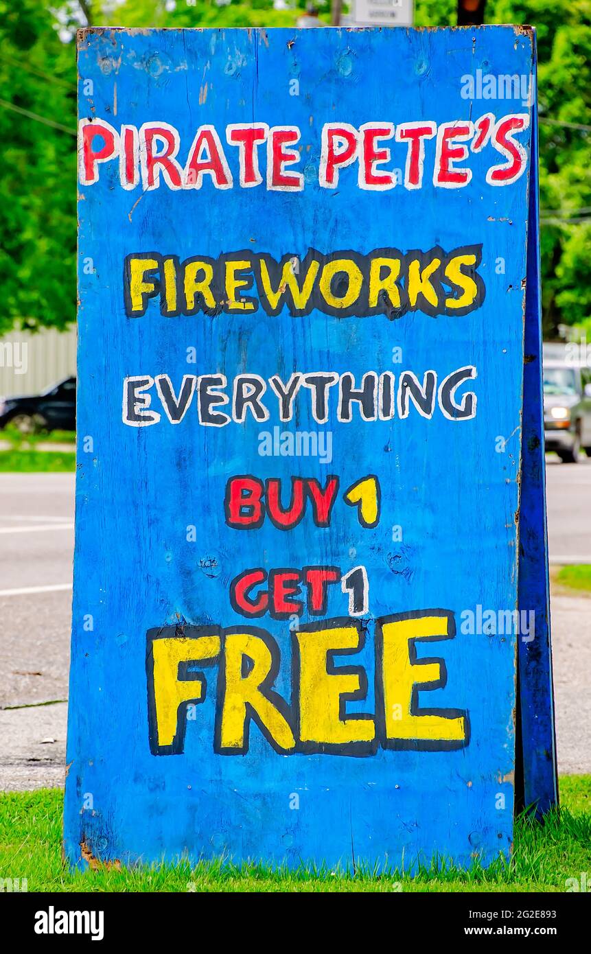 Ein A-frame Sandwich-Schild wirbt für ein Feuerwerk am Feuerwerkstand von Pirate Pete am 9. Juni 2021 in Grand Bay, Alabama. Stockfoto