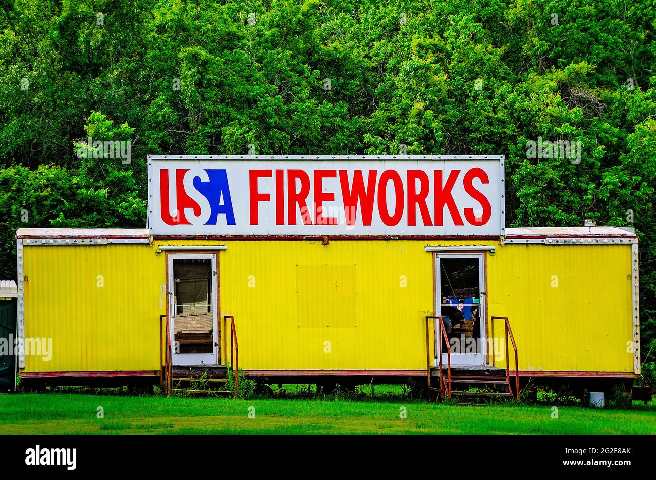 USA Fireworks ist am 9. Juni 2021 in Grand Bay, Alabama, abgebildet. Feuerwerkskörper am Straßenrand sind ein beliebter Anblick im amerikanischen Süden. Stockfoto