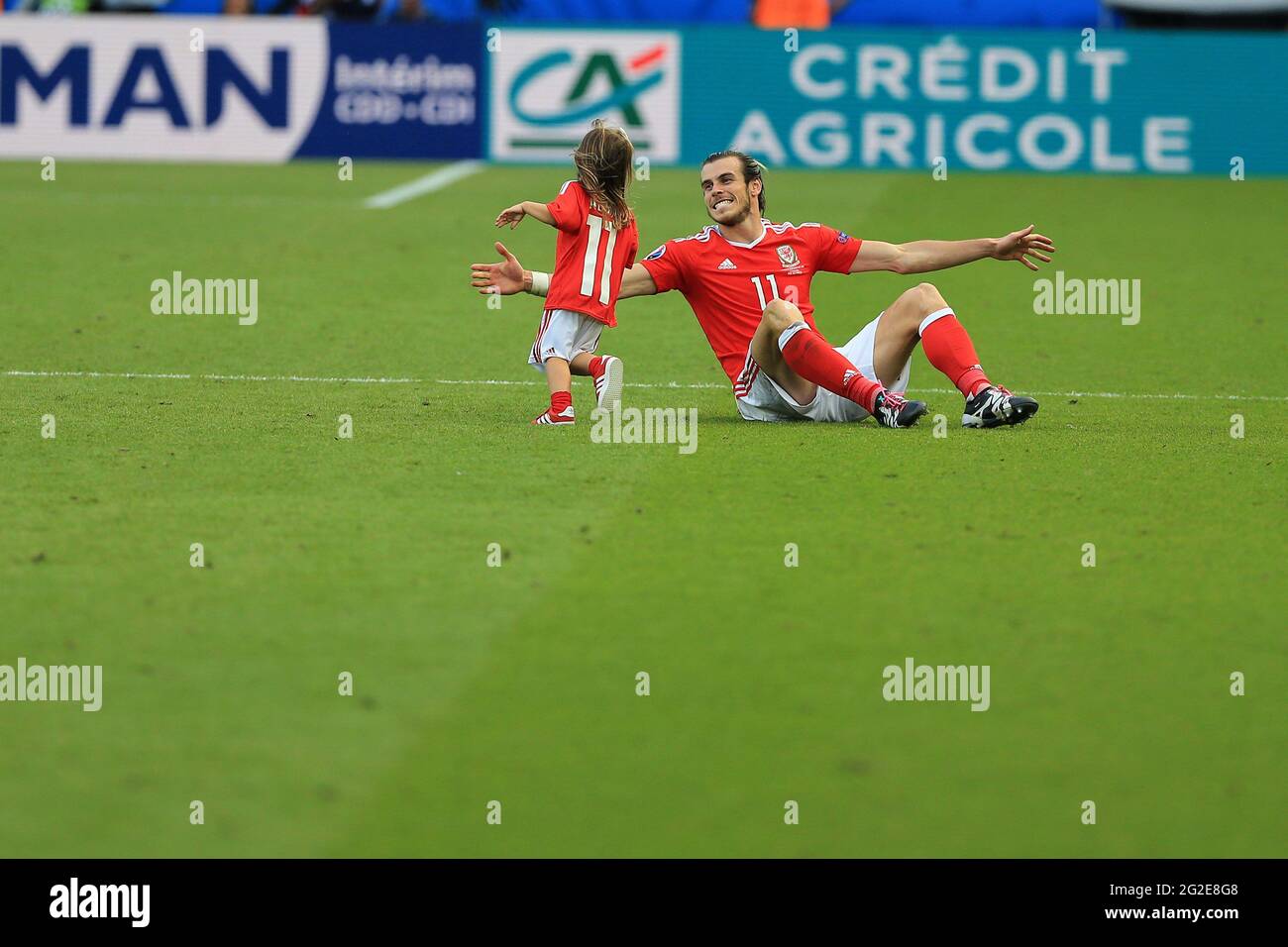 Gareth Bale aus Wales mit seiner jungen Tochter nach dem Spiel. Wales gegen Nordirland, UEFA Euro 2016, letztes Spiel 16 im Parc des Princes in Paris, Stockfoto