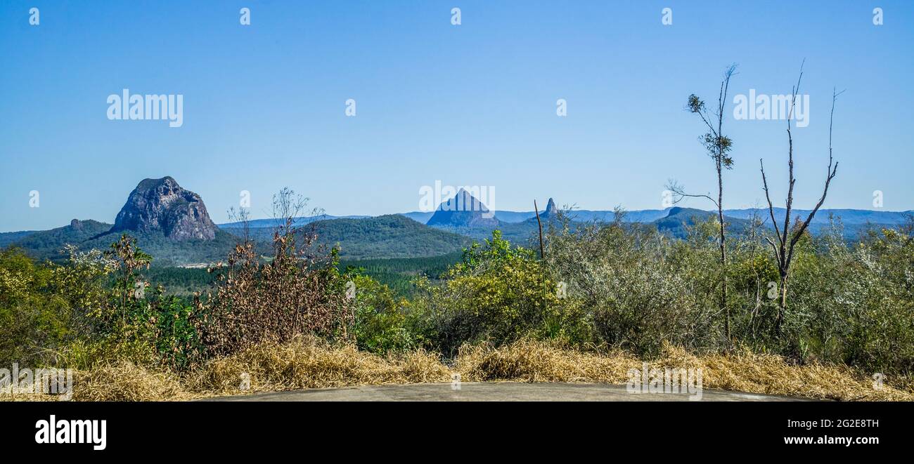 Blick auf den Mount Tibrogargan, Mount Beerwah und Mount Coonowrin, vulkanische Lavakerngipfel der Glass House Mountains, von der Loo des Wild Horse Mountain aus gesehen Stockfoto