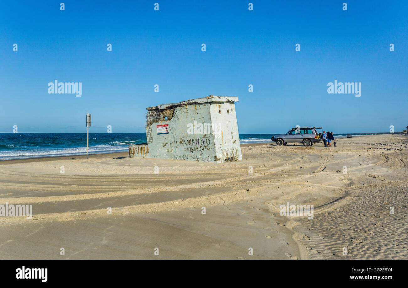 Historischer 2. Weltkrieg Überbleibsel des nördlichen Beobachtungspostens, ein Betonbunker am Meeresstrand von Bribie Island, Bribie Island National Park, Moreton Bay Stockfoto