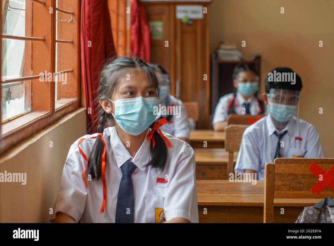 BALI, INDONESIEN-MAI 18 2021: Studenten in Indonesien verfolgen den Lernprozess im Unterricht mit Gesichtsschutz und Gesundheitsmasken, um Gesundheit p zu implementieren Stockfoto