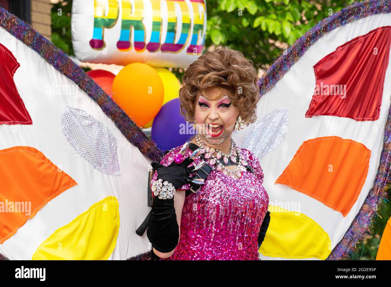 Collingswood, New Jersey, USA. Juni 2021. Gehen durch den Drag-Namen von Professor C.J. Umbrage, BRENT SATTERLY, 49, aus Haddon Township, New Jersey, Führt am Donnerstag die Haddon Township Pride Parade durch die Straßen der Innenstadt von Collingswood, New Jersey. SATTERLY ist Professor für Sozialarbeit an der Widener University in Chester, Pennsylvania. Kredit: Jim z. Rider/ZUMA Wire/Alamy Live Nachrichten Stockfoto