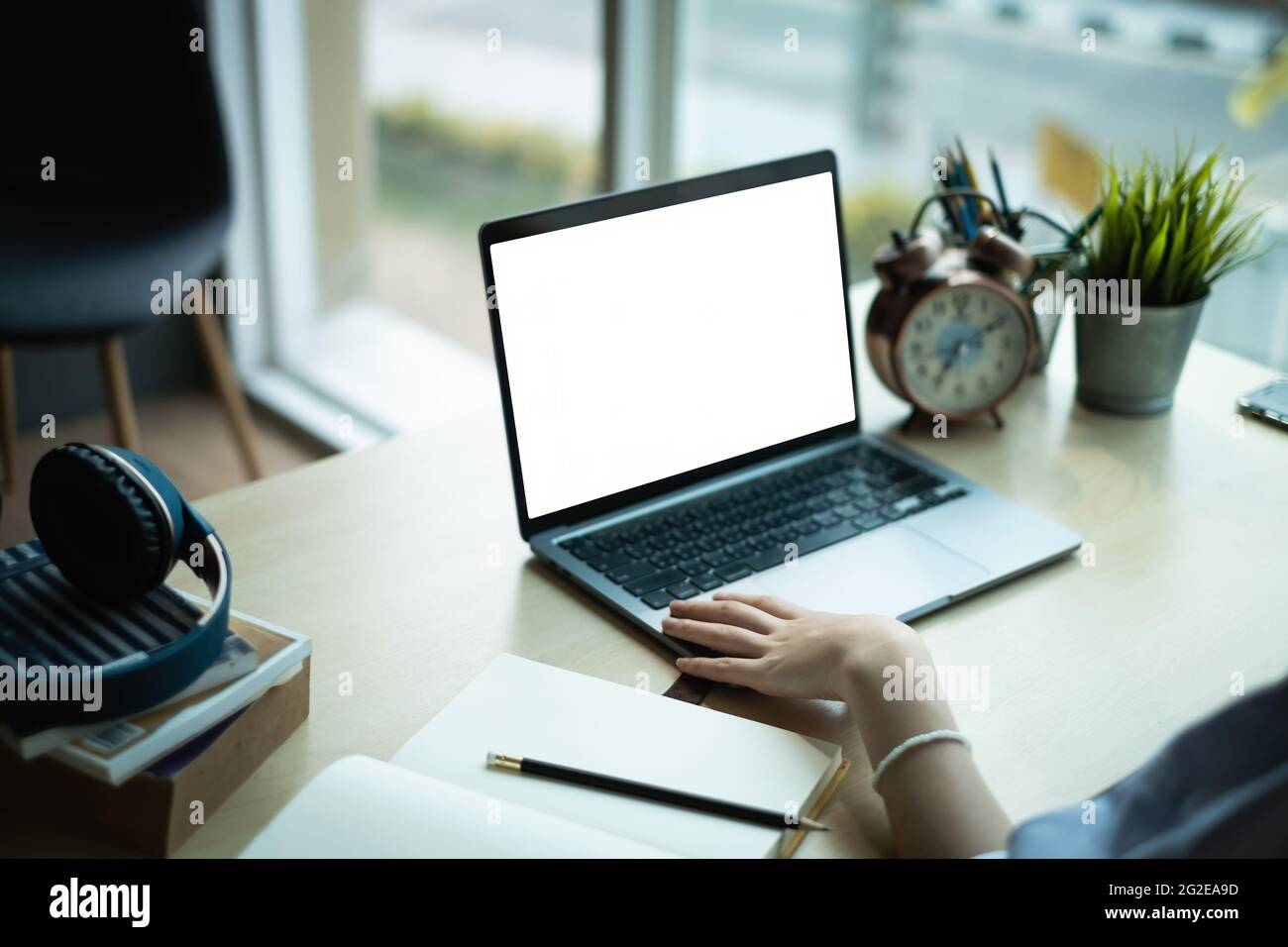 Ein Mädchen übt vor dem Online-Kurs per Video die Grundkursübungen auf dem Laptop. Soziale Distanzierung.Bleib zu Hause. Neuer Normalwert. Covid-19 Coronavirus-Konzept. Stockfoto