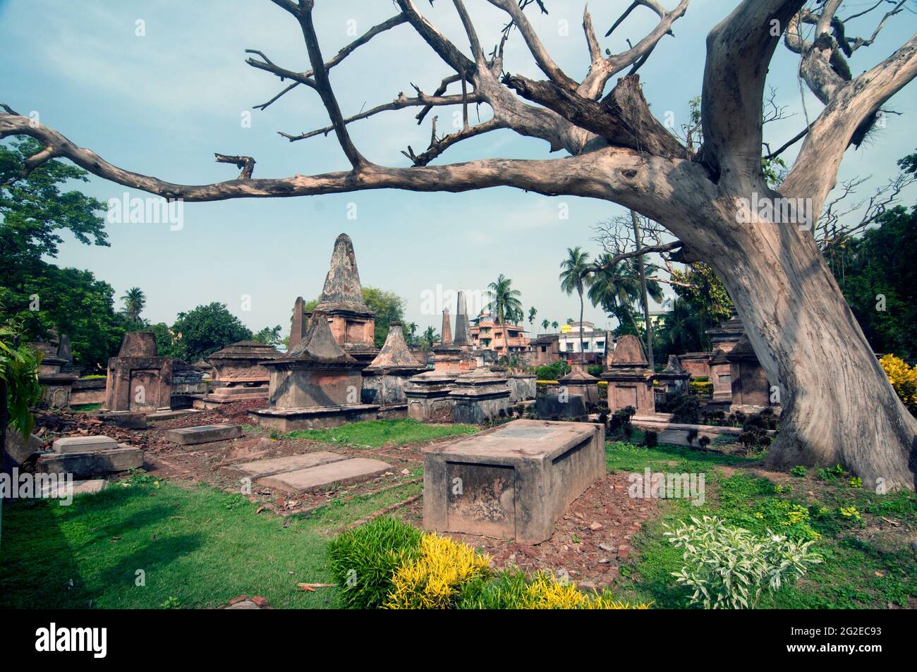 Der 250 Jahre alte holländische Friedhof unter dem Archäologischen Survey of India (ASI) in der Stadt Chinsurah in Westbengalen, Indien Stockfoto