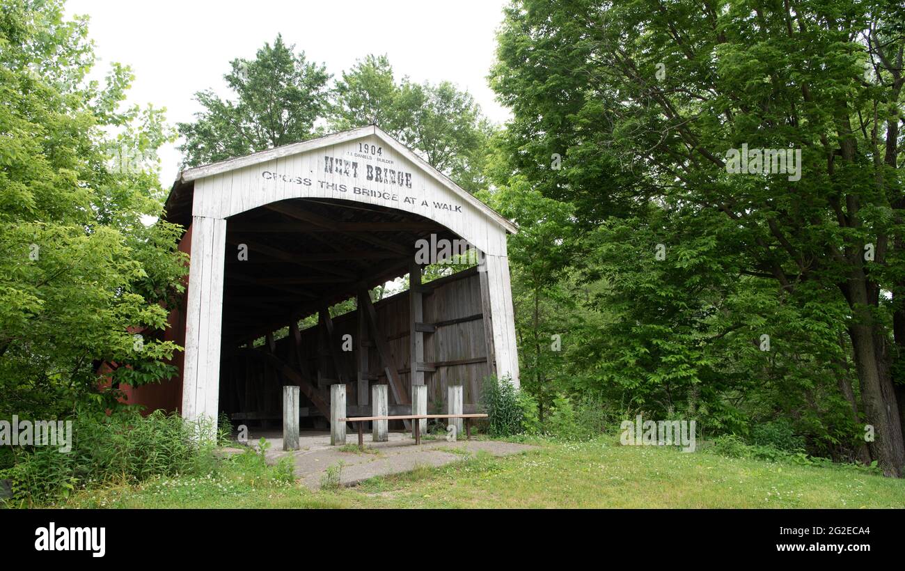 NEET Covered Bridge, auch bekannt als Dietrich Bridge, über Little Raccoon Creek in Parke County, Indiana, war die letzte überdachte Brücke, die von J.J. in Auftrag gegeben wurde Stockfoto