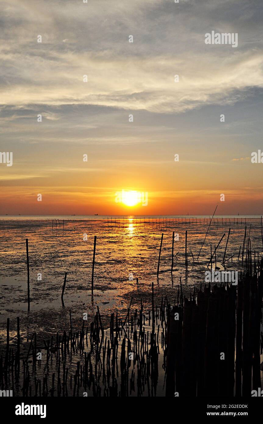 Sonnenuntergangsszenerie von der Küste Stockfoto