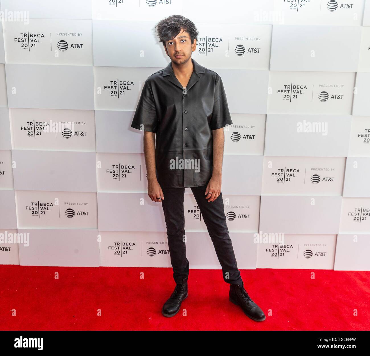 New York, Usa. Juni 2021. Der Schauspieler Nik Dodani posiert während der Premiere von Mark, Mary & Some Other People beim Tribeca Film Festival am 10. Juni 2021 am Waterfront Plaza, Battery Park City in New York. (Foto von Lev Radin/Sipa USA) Quelle: SIPA USA/Alamy Live News Stockfoto