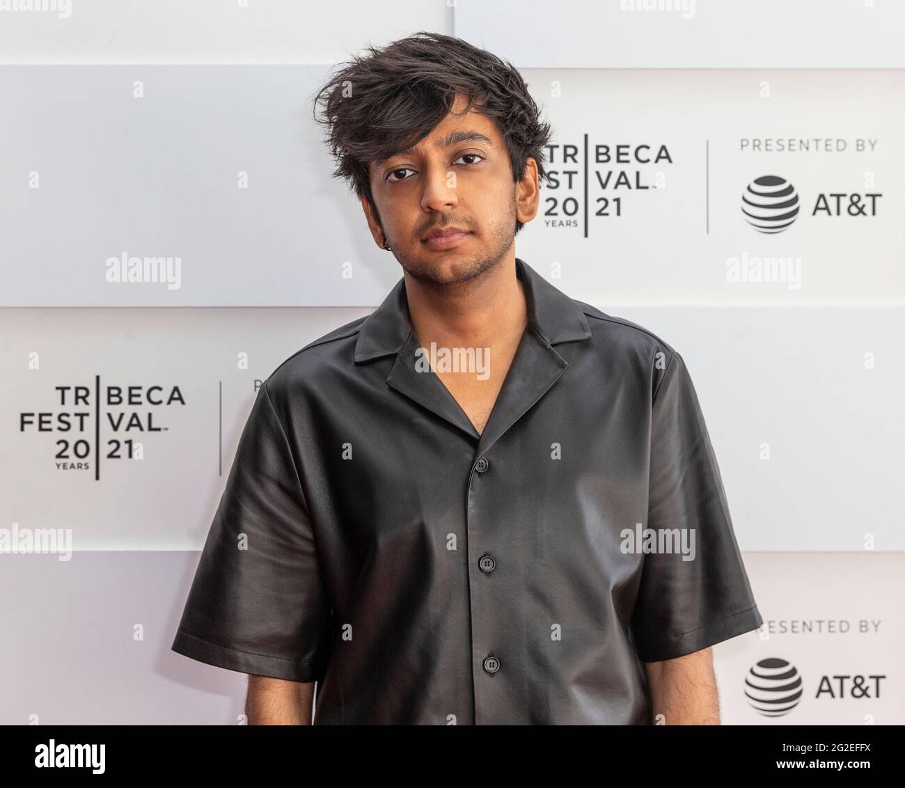 New York, Usa. Juni 2021. Der Schauspieler Nik Dodani posiert während der Premiere von Mark, Mary & Some Other People beim Tribeca Film Festival am 10. Juni 2021 am Waterfront Plaza, Battery Park City in New York. (Foto von Lev Radin/Sipa USA) Quelle: SIPA USA/Alamy Live News Stockfoto