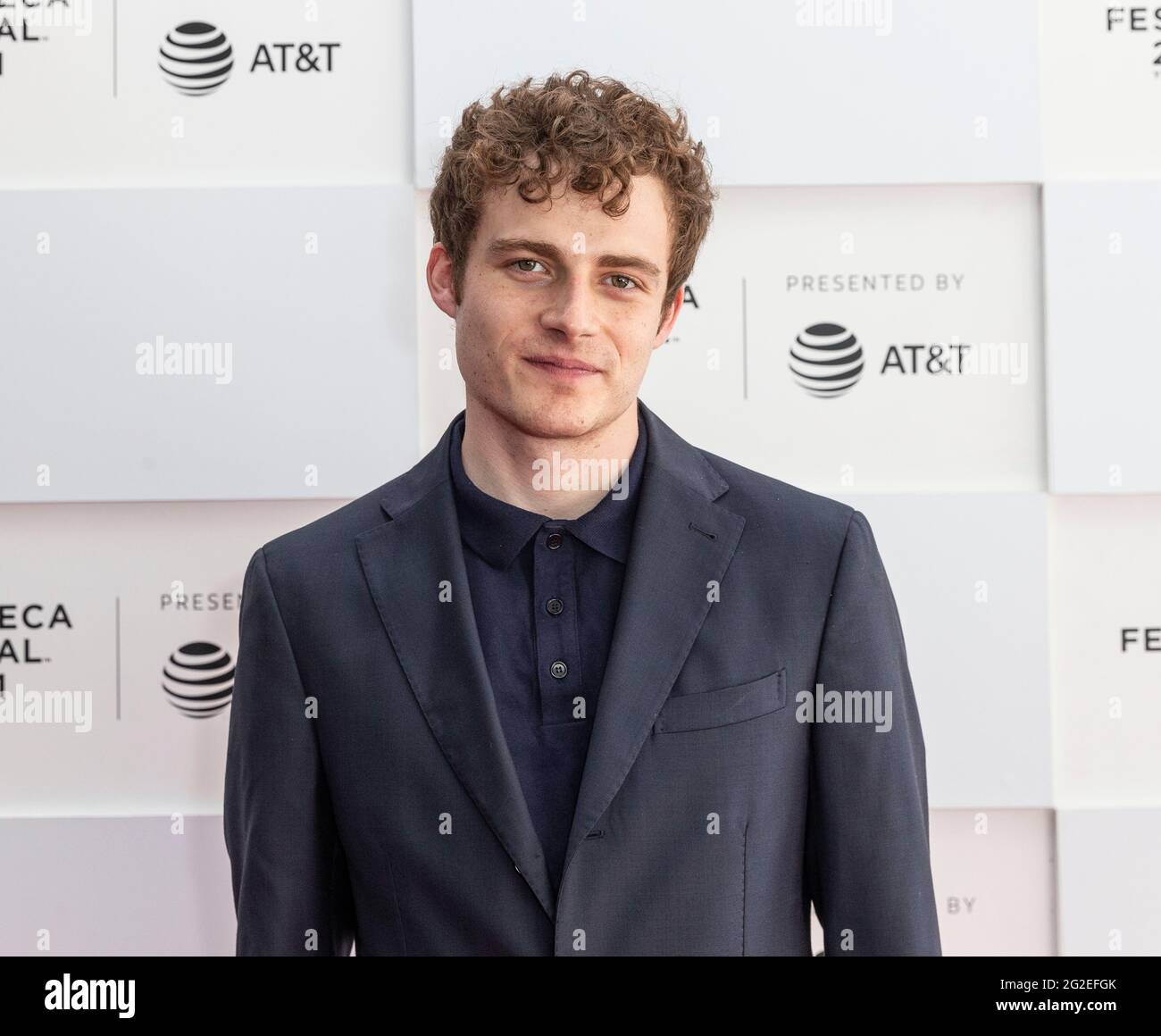 New York, Usa. Juni 2021. Der Schauspieler Ben Rosenfield posiert während der Premiere von Mark, Mary & Some Other People beim Tribeca Film Festival am 10. Juni 2021 im Waterfront Plaza, Battery Park City in New York. (Foto von Lev Radin/Sipa USA) Quelle: SIPA USA/Alamy Live News Stockfoto