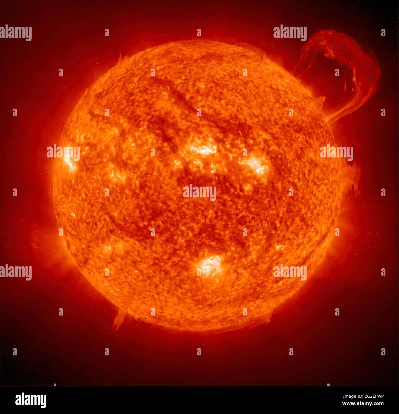 Das Extreme Ultraviolet Imaging Telescope der NASA an Bord der ESAs SOHO-Raumsonde nahm dieses Bild einer riesigen, griffförmigen Prominenz im Jahr 1999 auf. Prominenzen sind riesige Wolken aus relativ kühlem, dichtem Plasma, die in der heißen, dünnen Korona der Sonne schweben. Stockfoto
