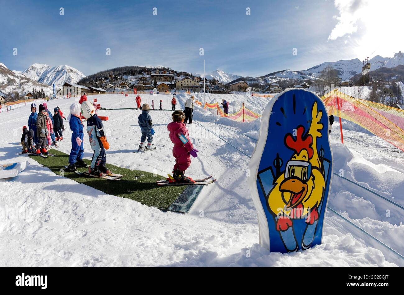 FRANKREICH. ALPES-DE-HAUTE-PROVENCE (04) VAL D'ALLOS. SKIGEBIET VON FOUX D'ALLOS. KINDERCLUB Stockfoto