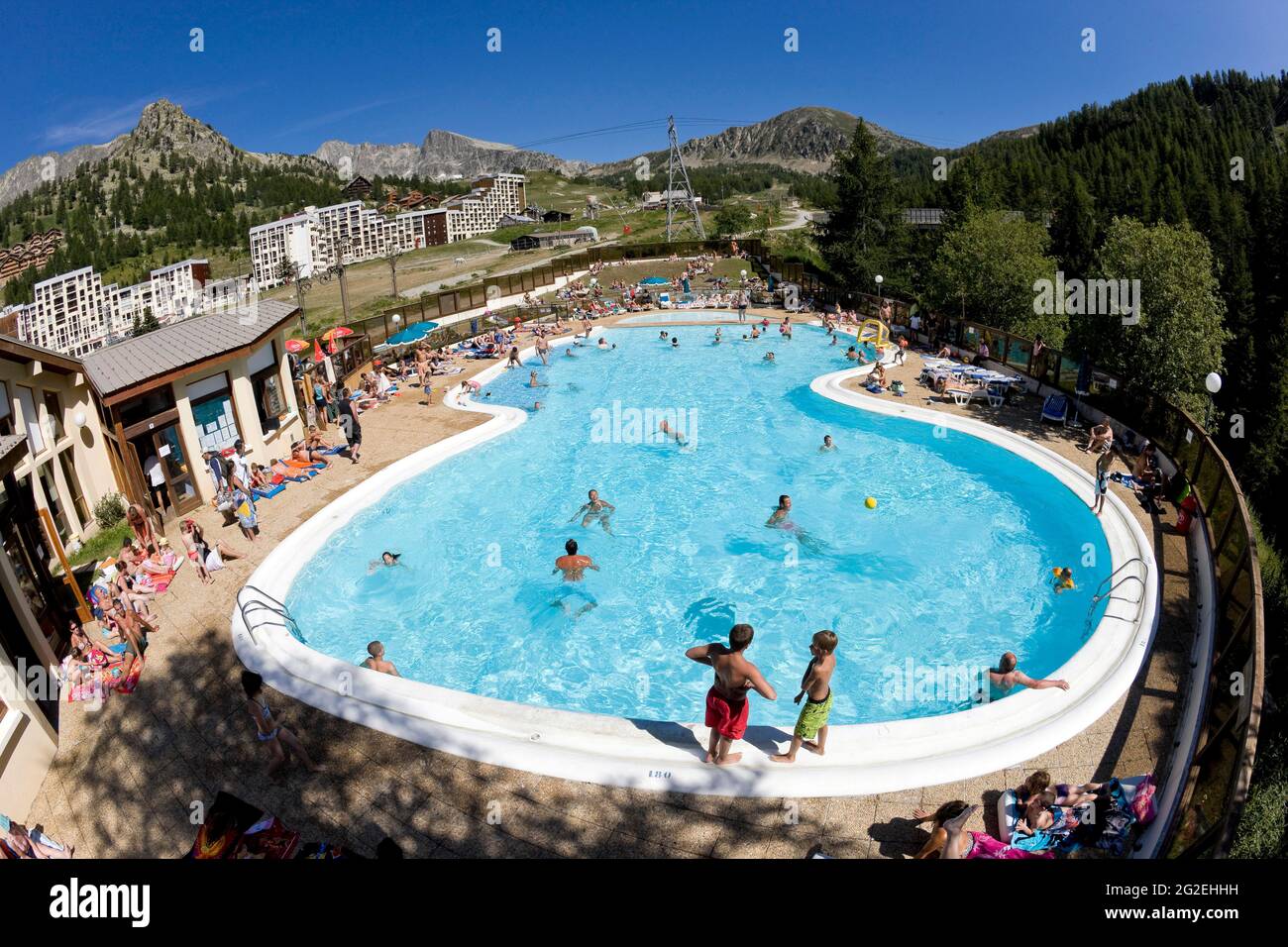 FRANKREICH. ALPES-MARITIMES (06) ISOLA 2000 SKIGEBIET. MERCANTOUR NATIONAL PARK. ISOLA 2000'SWIMMING POOL Stockfoto