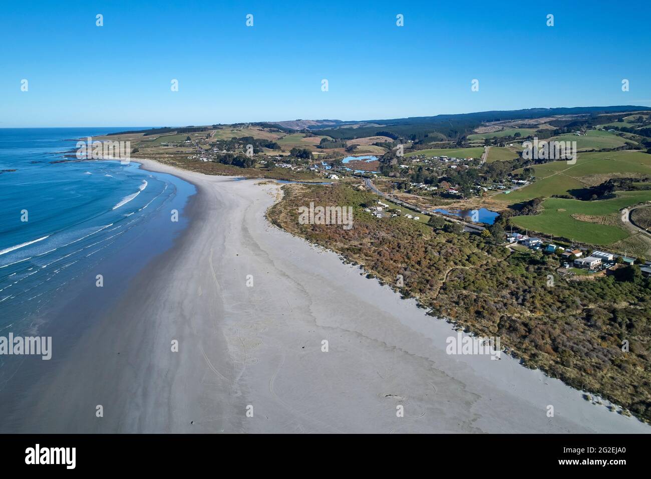 Taieri Mouth Beach, in der Nähe von Dunedin, Otago, Südinsel, Neuseeland - Drohnenantenne Stockfoto