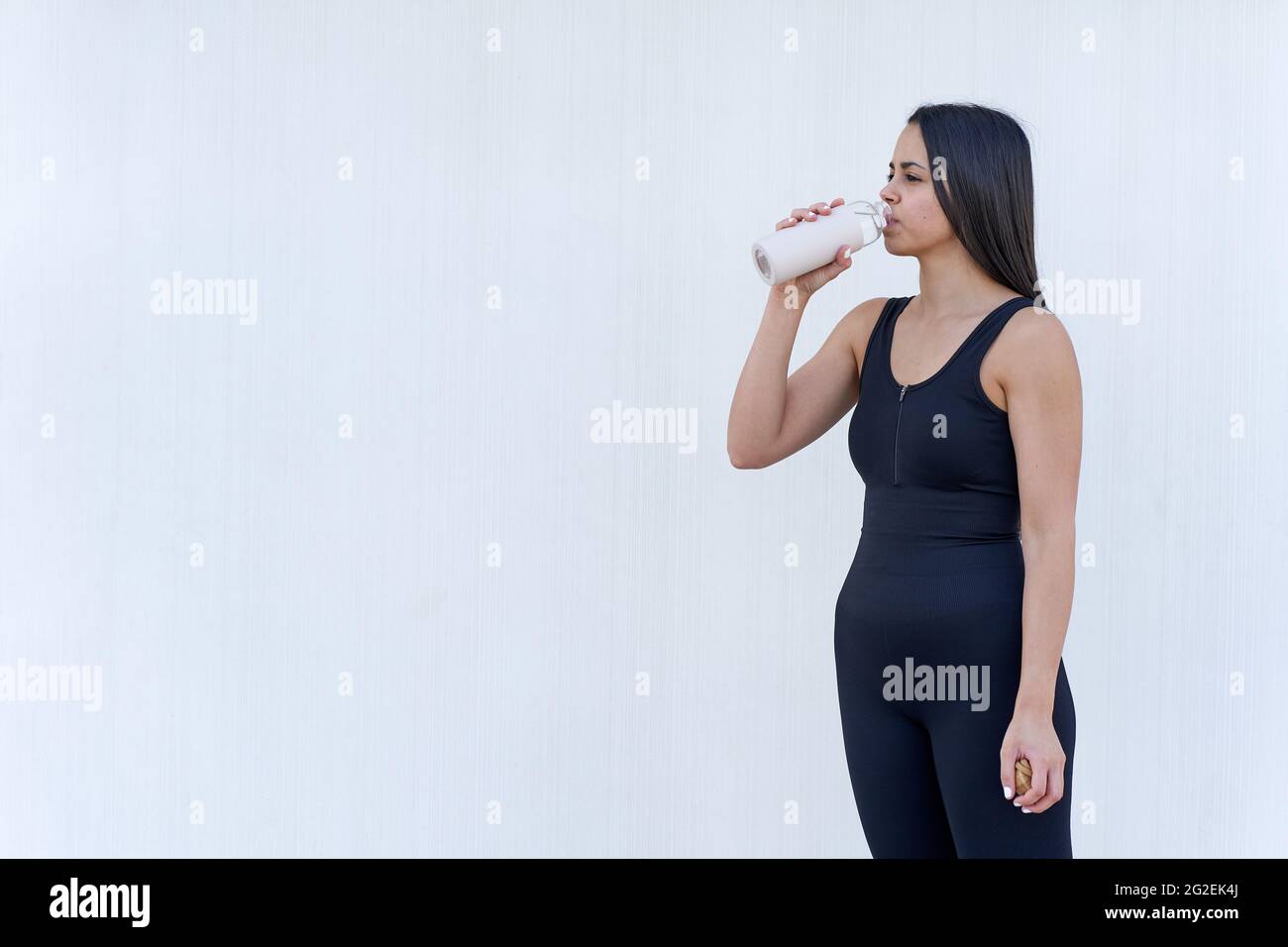 Junge Frau mit feinem Körper Trinkwasser Stockfoto