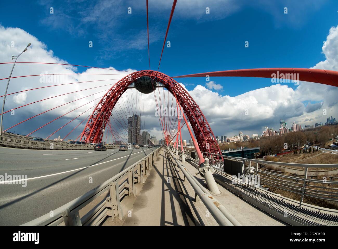 MOSKAU - 3. APRIL 2021: Wunderschöne Zhivopisny-Brücke in Moskau, Russland. Es ist die höchste Hängebrücke in Europa und Wahrzeichen von MOSC Stockfoto