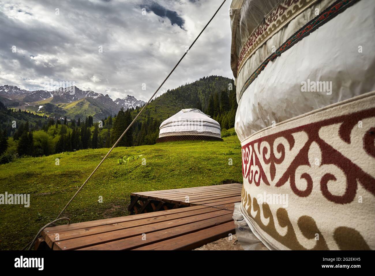 Gästehaus Komplex von zwei weißen Jurten nomadischen Haus im grünen Bergtal in Almaty, Kasachstan Stockfoto