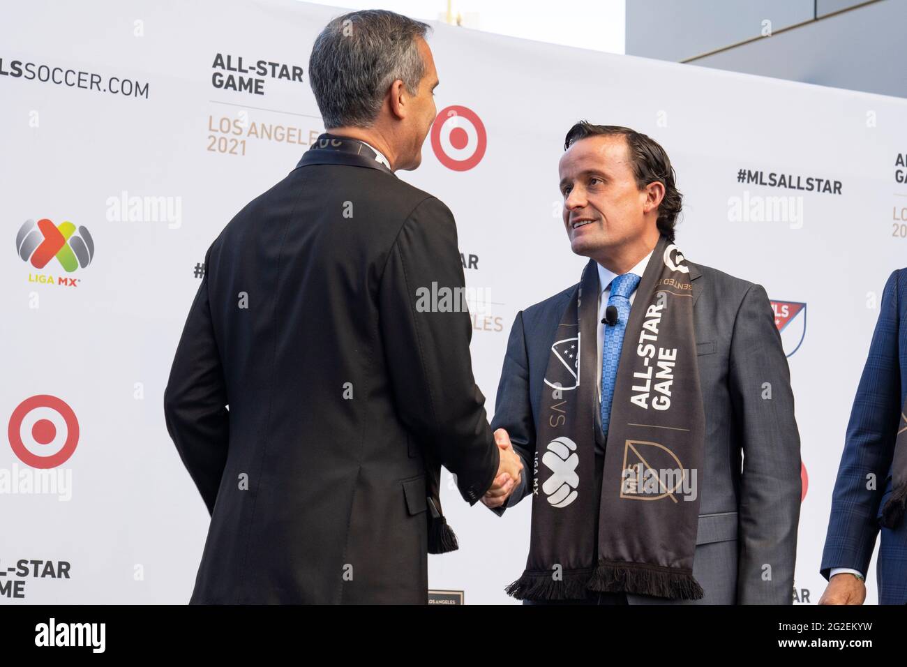 Der Vorsitzende DER LIGA MX, Mikel Arriola, und der Bürgermeister von Los Angeles, Eric Garcetti, grüßen während einer Pressekonferenz von MLS und LIGA MX bei Banc in Kalifornien Stockfoto