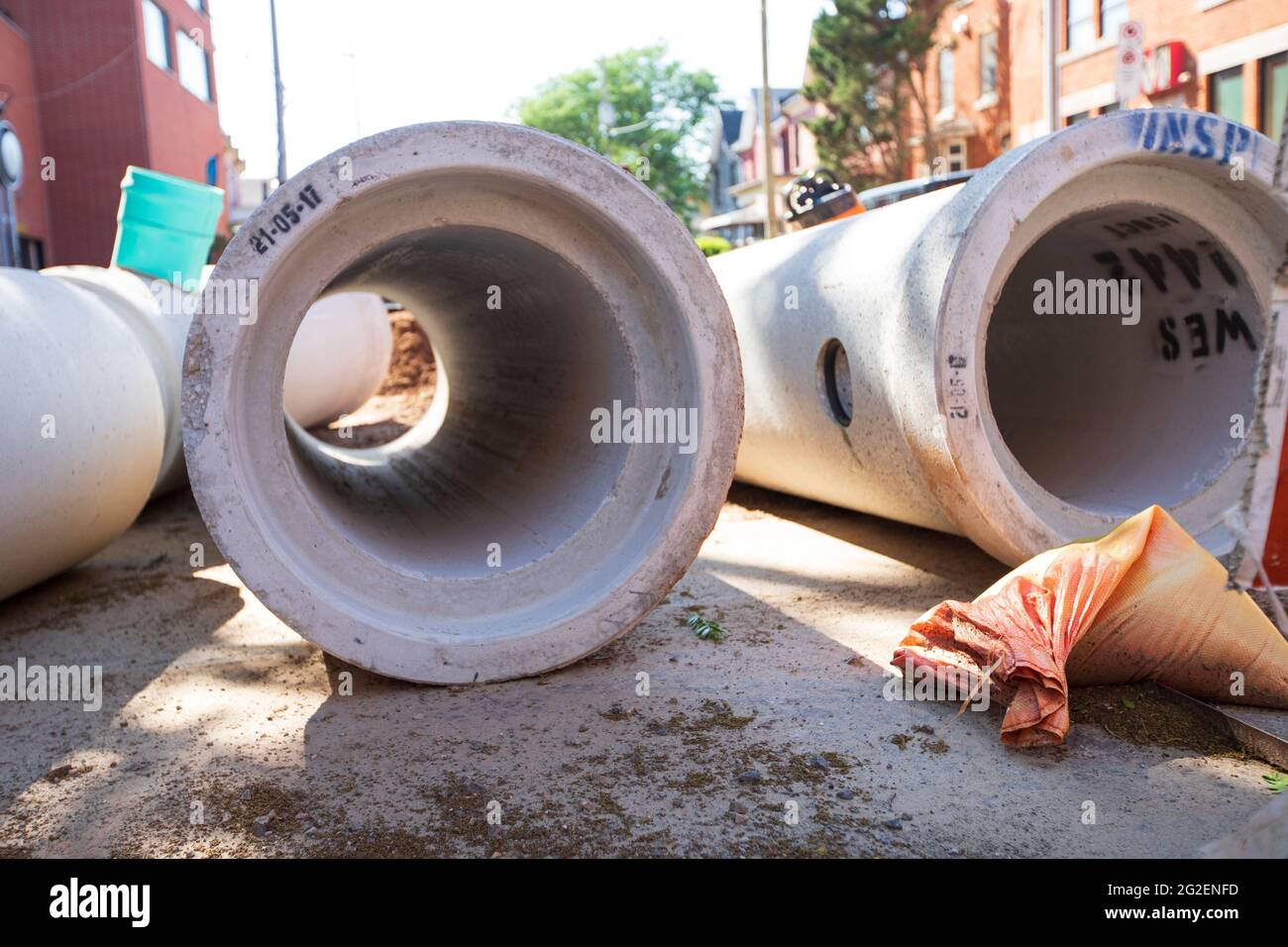 Auf der Straße, die in der Mulberry Street in einem großen Bauprojekt in der Innenstadt von Hamilton installiert werden soll, werden neue Betonabwasserkanäle verlegt. Stockfoto