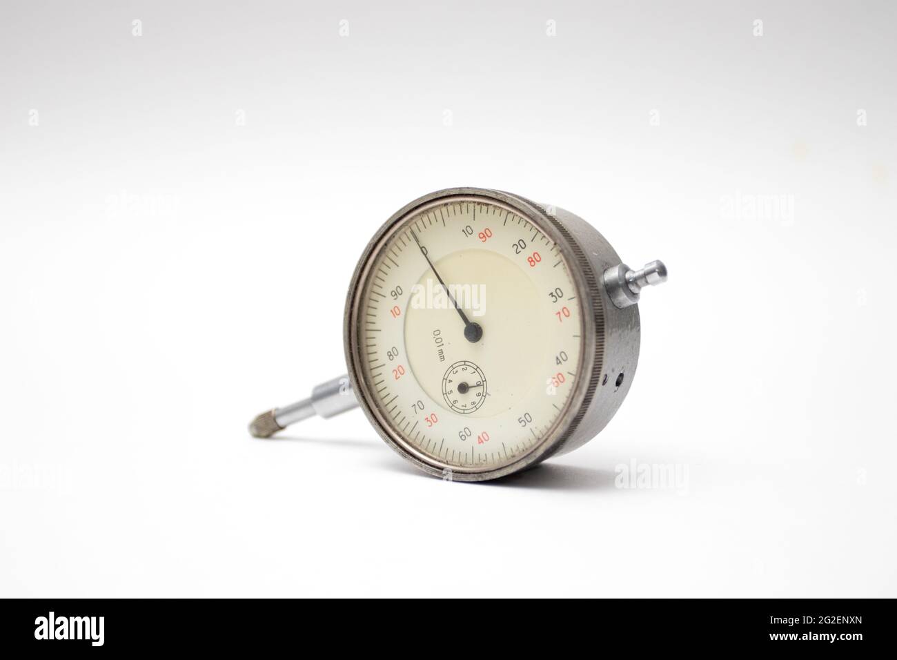 Mikrometer in Uhrform mit einem Zifferblatt für präzise Messungen. Stockfoto